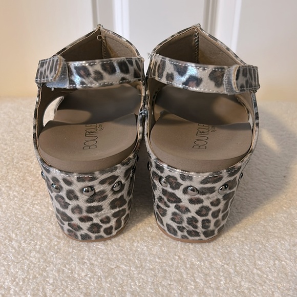 Corkys Women's Metallic Gold Leopard Sandal Size 7 - Picture 3 of 6